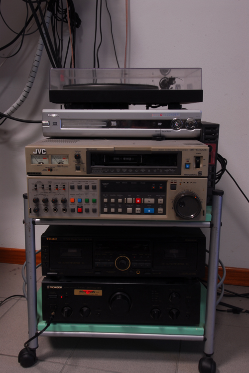 Colonna composta da giradischi Project, DVD Recorder, Video editing S-VHS JVC BR-S 822, amplificatore hi-fi, lettore nastri a cassetta 